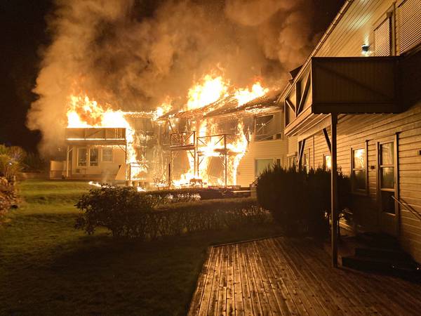 En person mistenkt etter at ti leiligheter ble totalskadd i brann på Nøtterøy