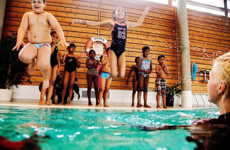 Osloskolene greier ikke gjøre barna svømmedyktige. Dermed går mange til ekstra svømmeundervisning, som her på Nordvet bad på Kalbakken.