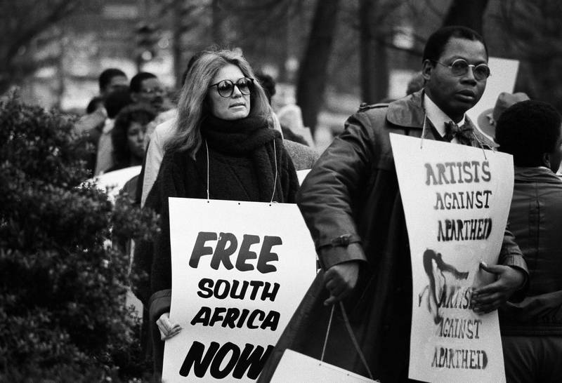 Gloria Steinem under en demonstrasjon mot Sør-Afrikas apartheidregime i 1984 utenfor landets ambassade i Washington. Senere ble hun arrestert og dømt til å ikke gå nærmere ambassaden enn 160 meter. FOTO: NTB SCANPIX