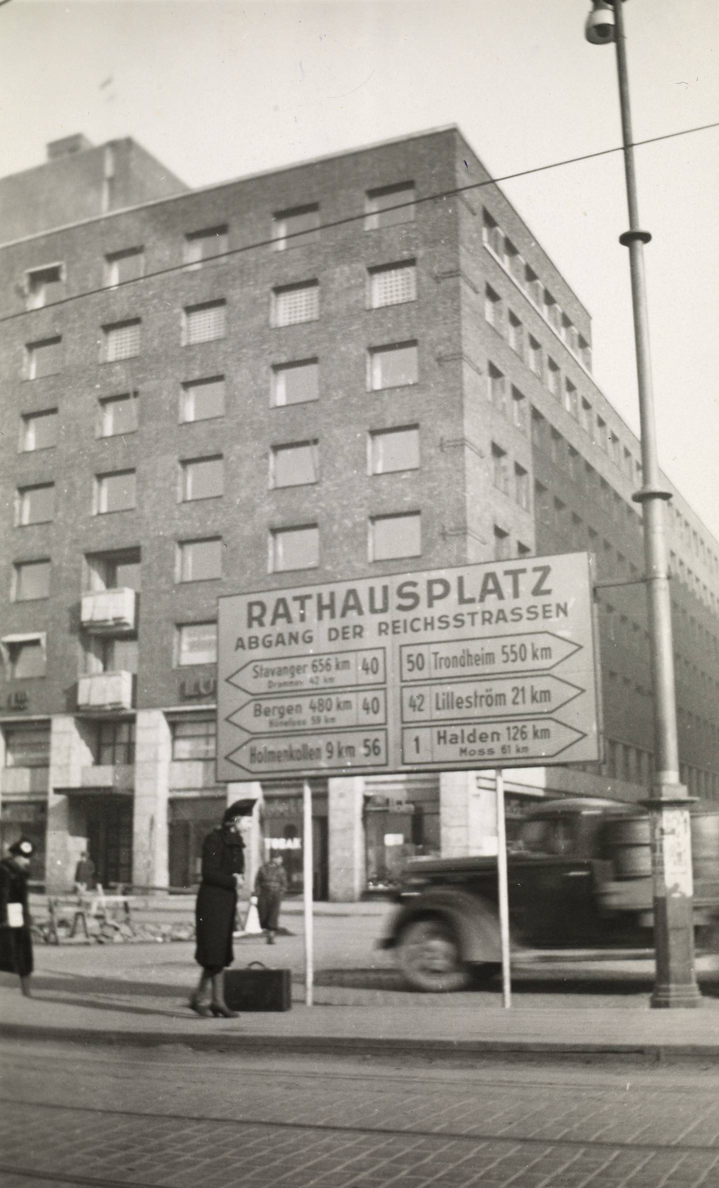 De tyske okkupantene setter opp nye skilt på Tordenskjolds plass (nå Rådhusplassen) 26. mars 1941.