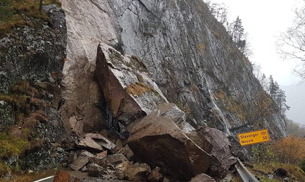 En fjellskjæring løsnet og raste ut i veibanen på riksveg 13 ved Lovraeidet i forrige uke.