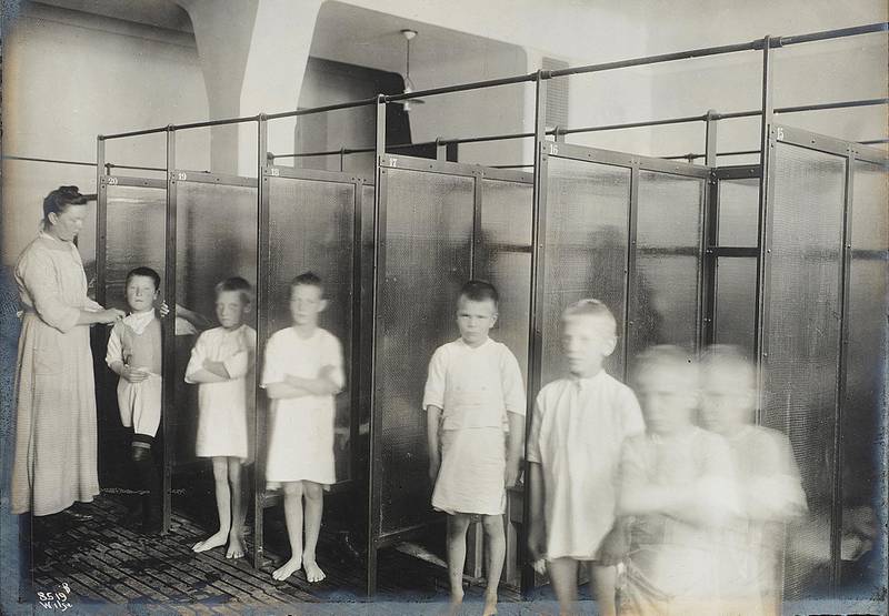 Guttegarderoben på Ila skole i 1916. Bystyret vedtok hvordan skolebadene skulle brukes og innførte hygieneregler, deriblant obligatorisk dusj etter gymtimen.
