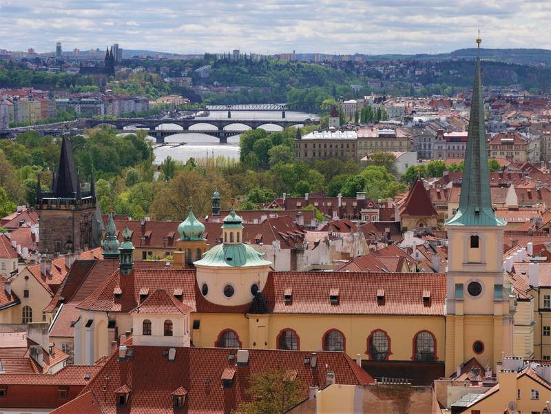 Utsikt fra slottsterrassen på Lobkowicz Palace Museum, der adelsfamilien nøt utsikten mot en av Europas vakreste byer, Praha. FOTO: ARILD MOLSTAD