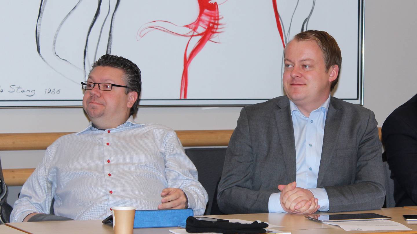 Erlend Wiborg (til høyre) jobbet lenge tett med partifelle Ulf Leirstein. I dag er de fortsatt venner. Her er de to avbildet under et møte i Østfoldrådet i 2016.