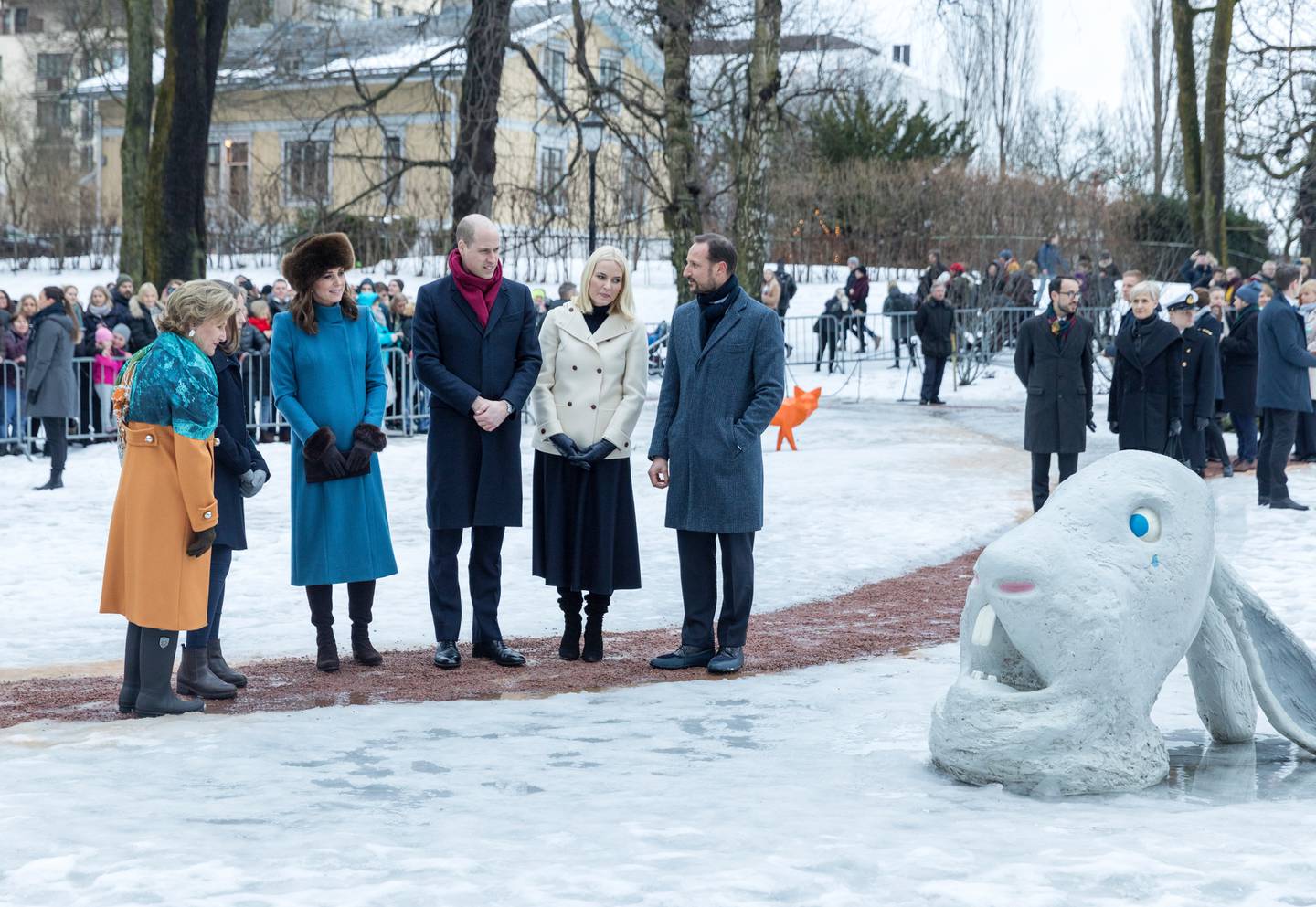 De kongelige fikk i dag besøke Prinsesse Ingrid Alexandras skulpturpark. Fra venstre: dronning Sonja, prinsesse Ingrid Alexandra, hertuginne Kate, prins William, kronprinsesse Mette-Marit, kronprins Haakon og en skulptur hvis ansiktsuttrykk perfekt beskriver situasjonen.
