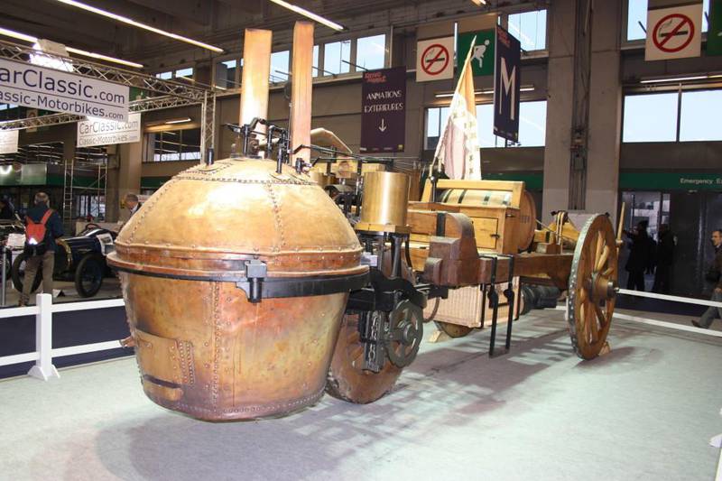 Franskmannen Nicolas-Joseph Cugnot konstruerte «verdens første bil» i 1771. Originalen står på museet Arts et Métiers i Paris.