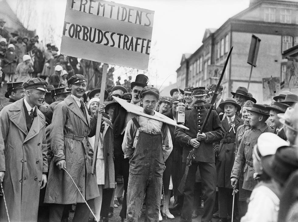 Russ fra Frogner skole i Niels Juels gate 17. mai 1925 viser sin motstand mot alkoholforbudet. Hartvig Nissens skole i bakgrunnen.