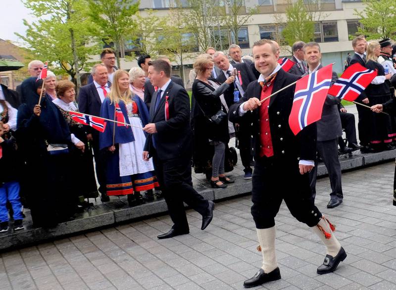 LEDER KOMITÉ: Lavrans Kierulf har vært leder av 17. mai-komiteen siden 2007. Her veiver han med det norske flagget i toget i sentrum. 