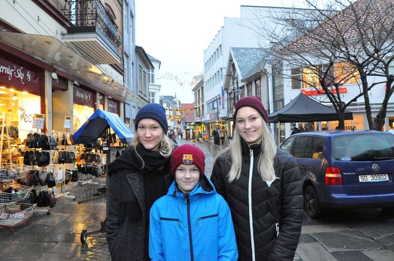 Therese Pedersen (22), Andreas Pedersen (12) og Ingrid Pedersen (18) tok turen fra Ålgård til Østervåg og Stavanger lørdag formiddag. ALLE FOTO: STEIN ROGER FOSSMO