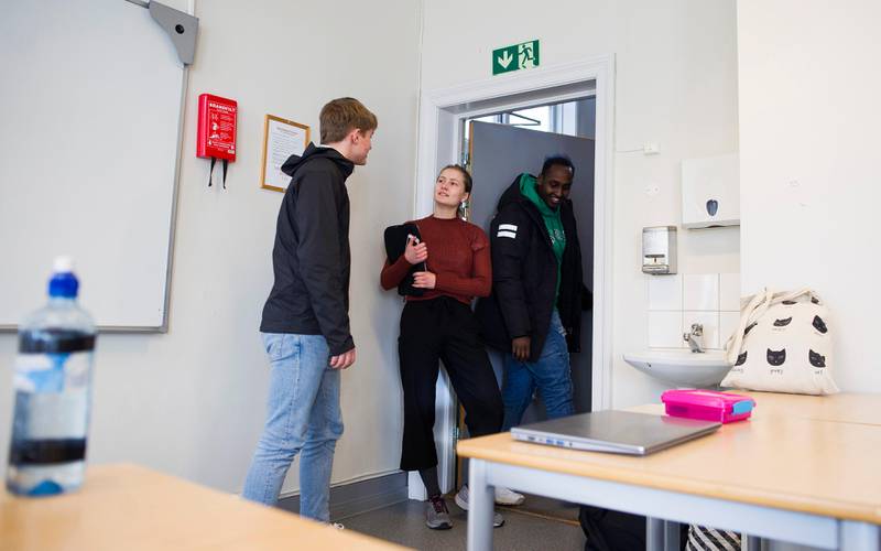 17 skoler i Rogaland har søkt om å droppe karakter i orden og oppførsel fra og med neste skole år. Stavanger katedralskole er én av dem. Her er tre elever ved skolen. T.h.:  Nicky Ibrahim (19) , Julie Vierdal Stensland (17) og Georg Meling (17).
