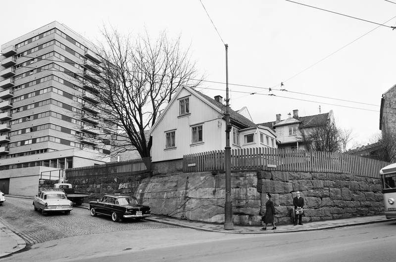 Åkebergveien ved Brinken i 1964. Blokka i bakgrunnen er Hølandsgata 1.