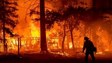 Tusener av brannmenn kjemper mot ildvegg som kan skape sitt eget værsystem