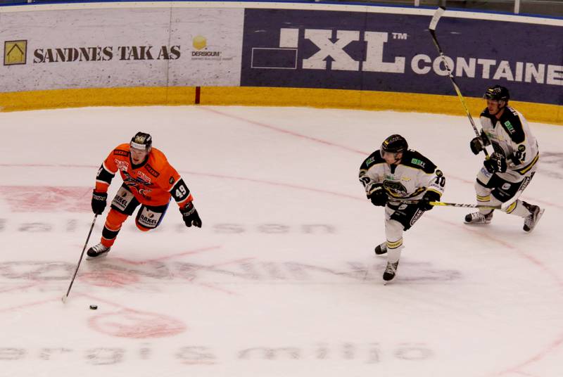 Christian Dahl-Andersen og de andre Oilers-spillerne må jakte Frisk etter at bortelaget tok ledelsen i første periode. Foto: Pål Karstensen