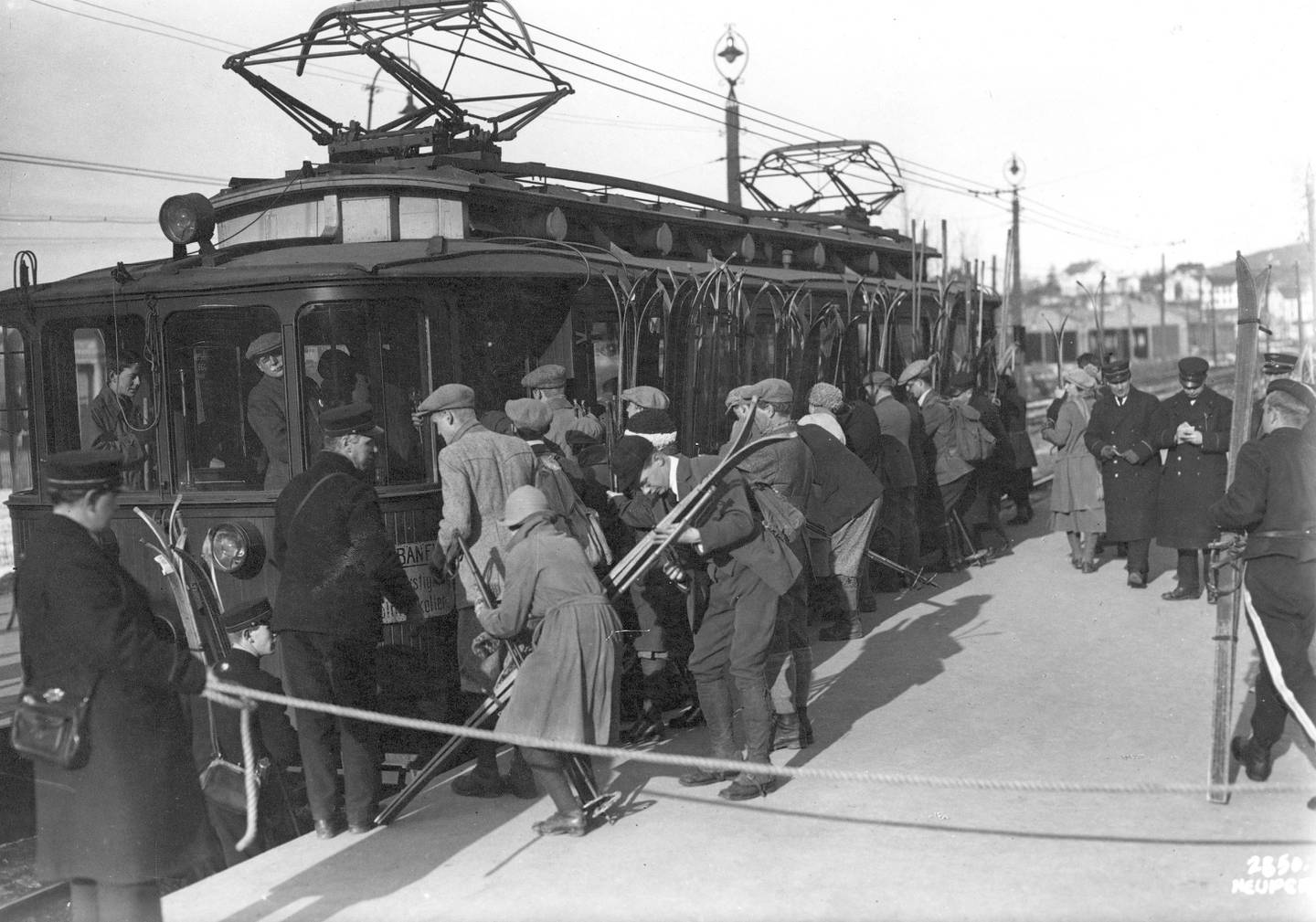 Holmenkollbanen ble kalt «Lemen-toget» på grunn av folkemengden som stuet seg sammen. Her fra Majorstuen stasjon ca. 1920 på en utfartsdag med skiene er festet på utsida av vogna.