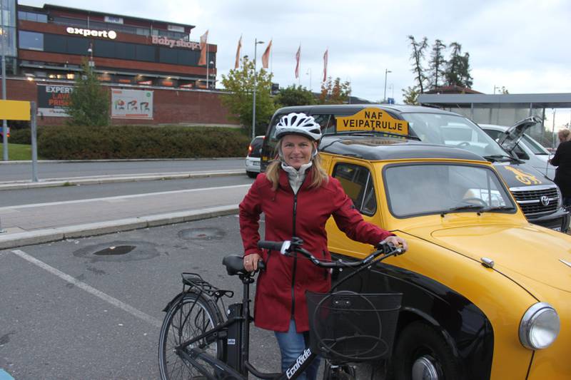 Asker-ordfører Lene Conradi kom på EL-sykkel.