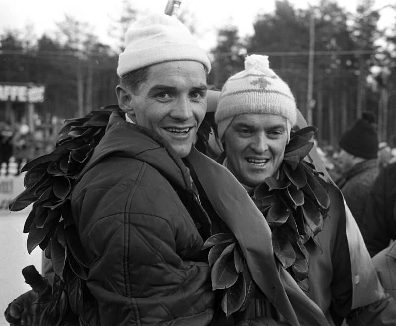 FALUN SVERIGE 19670121 Skisport, langrenn. Svenska skidspelen i Falun ble en stor norsk suksess. Norge vant  x 10 km stafett 70 cm foran Sverige.  Gjermund Eggen (tv) med laurbærkrans, sammen med Assar Rønnlund. 
Foto: NTB / Scanpixix
