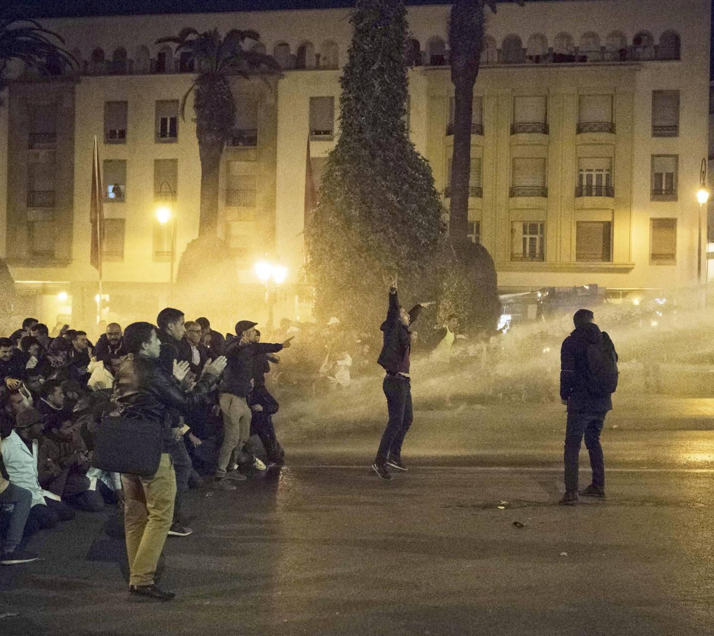 sammenstøt: Marokkanske demonstranter i møte med vannkanoner brukt av marokkansk politi. FOTO: NTB SCANPIX