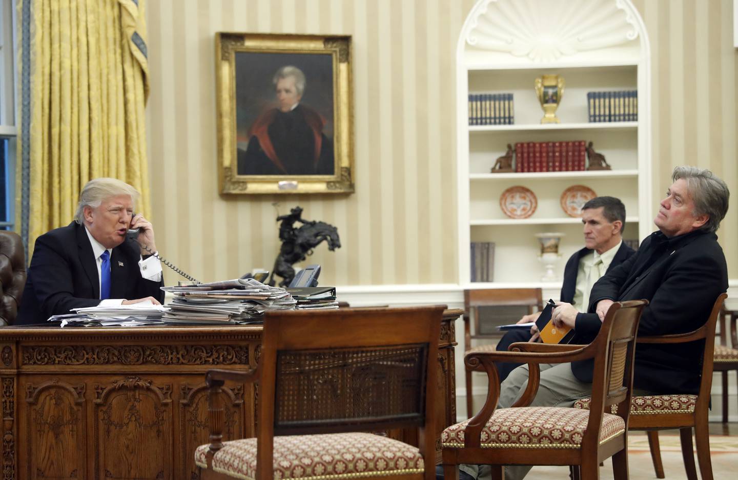 Donald Trump på Det ovale kontor med Michael Flynn og Steve Bannon (lengst til høyre) i januar 2017.