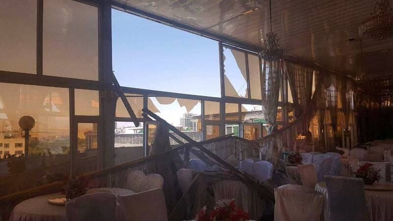 Hotel Roshan, der returnerte fra Norge får bo i to uker, ligger bare om lag en kilometer unna stedet der bomben gikk av. Aref Hosseini har tatt bilde av de ødelagte vinduene.