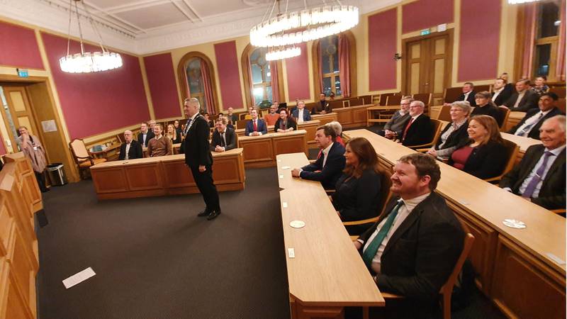 Etter Tore Opdal Hansens siste bystyremøte som ordfører, ble det tatt bilde med hele bystyret for å forevige det siste bystyremøtet i Drammens historie.