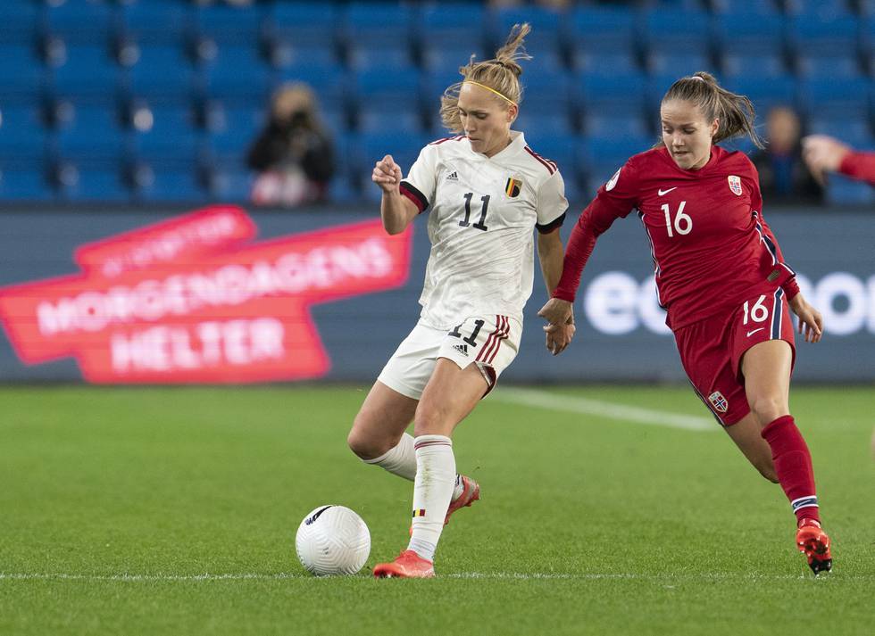 Janice Cayman (til v.) scoret da Belgia slo Polen i VM-kvalifiseringen tirsdag. Her i duell med Guro Reiten på Ullevaal i oktober. Foto: Terje Bendiksby / NTB