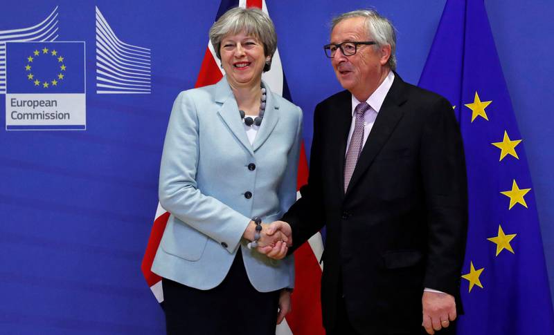 Storbritannias statsminister Theresa May og EU-kommisjonens president Jean-Claude Juncker               gledet seg i går over at brexit-forhandlingene kan gå videre til neste fase, etter at det er blitt enighet om en rammeavtale rundt første fase. 