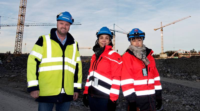 Sikkerheten står i høysetet for (f.v.) Bjørn Ivar Johnsen, Tanja Dugstad og Lene Kristine Franing i Statsbygg, under byggeprosjektet i Ås.