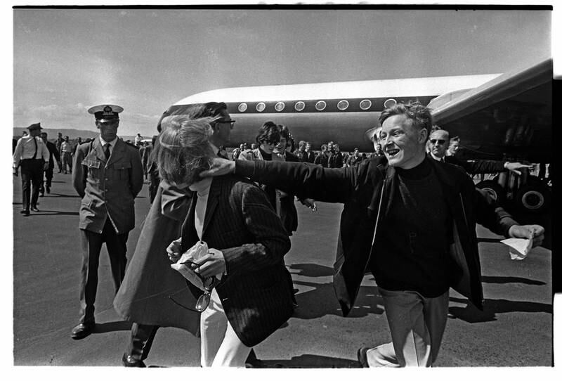 The Rolling Stones ankommer Oslo, via Fornebu flyplass, 23. juni 1965. Brian Jones til venstre. FOTO: ARBEIDERBLADET/ARBEIDERBEVEGELSENS ARKIV