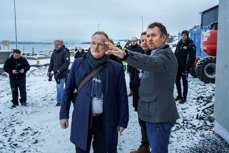 Fiskeriminister Per Sandberg (Frp) blir vist rundt av Petter Aanonsen, en av gründerne av Rogaland havbrukspark. Foto: Roy Storvik