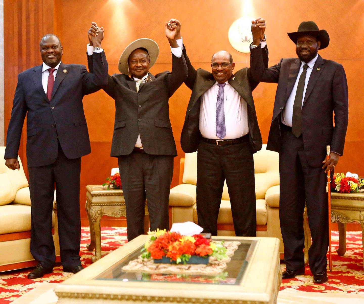 FREDSAVTALE: I september ble det signert en fredsavtale for Sør-Sudan. Her fra forhandlinger i juni. F.v.: Sør-Sudans opposisjonsleder Riek Machar, Ugandas president Yoweri Museveni, Sudans president Omar al-Bashir og Sør-Sudans president Salva Kiir. FOTO: NTB SCANPIX