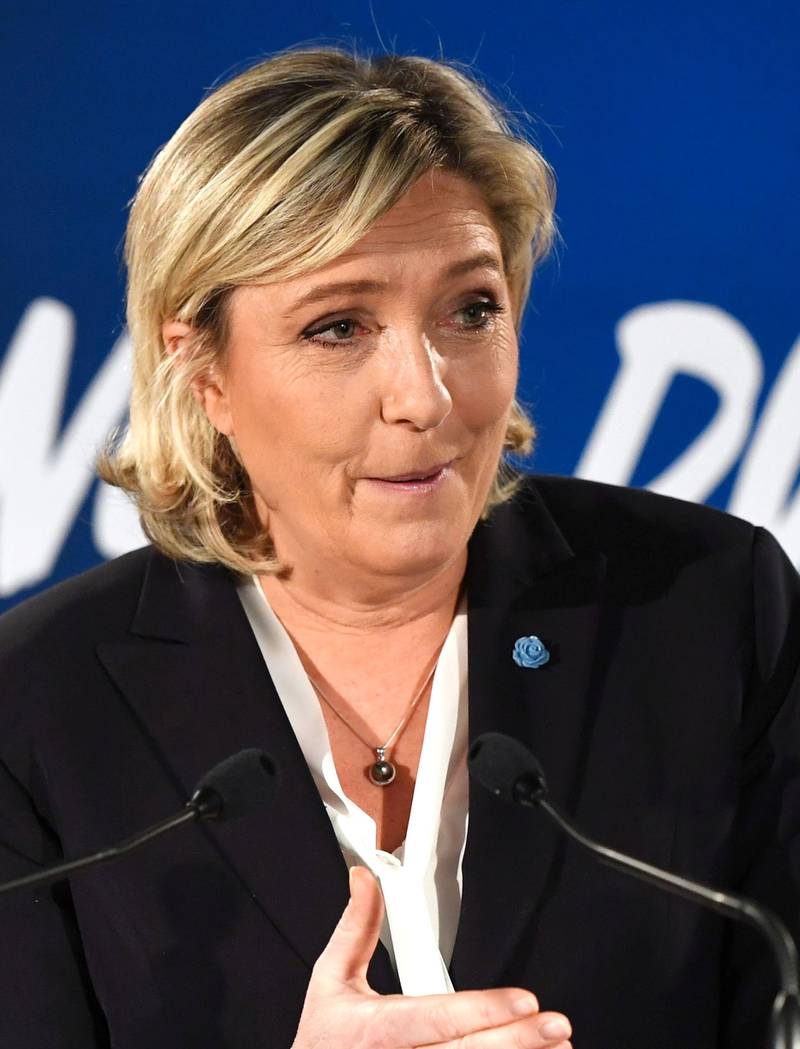 I RACET: Marine Le Pen fra Nasjonal Front og Emmanuel Macron er de sterkeste konkurrentene til Fillon. FOTO: NTB SCANPIX