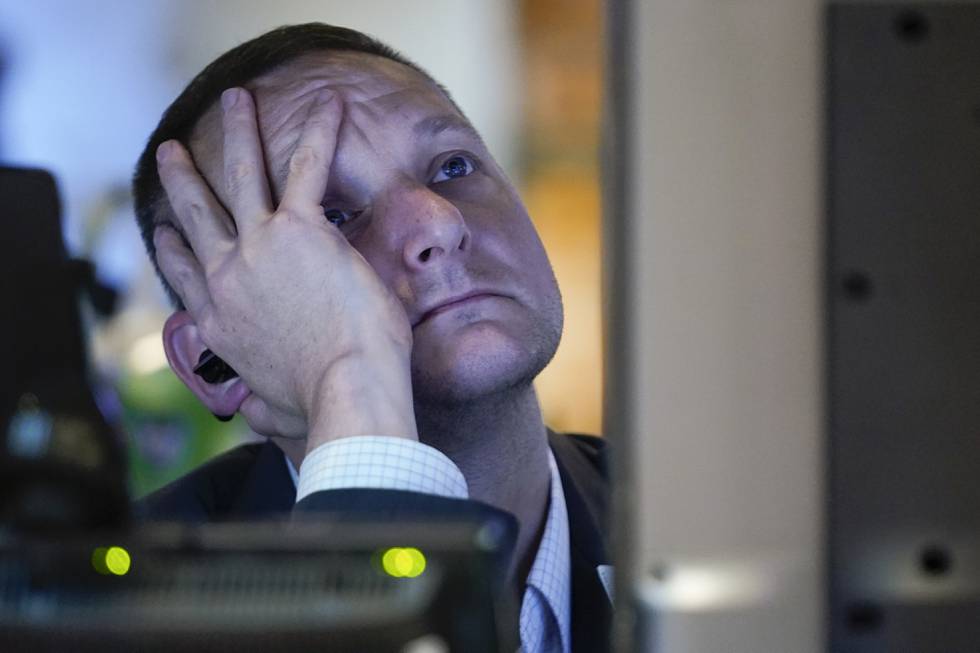 En megler i arbeid på New York Stock Exchange torsdag. Foto: Seth Wenig / AP / NTB