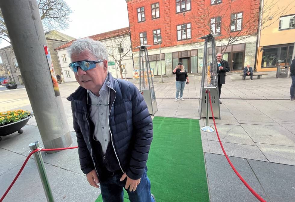 Tidligere landslagstrener i fotball, Egil «Drillo» Olsen ble æret med grønn løper utenfor kinoen i hjembyen Fredrikstad, da han gjestet den siste førpremieren på dokumentarfilmen om ham og fotballeventyret han skapte på 1990-tallet, «Alt for Norge».
