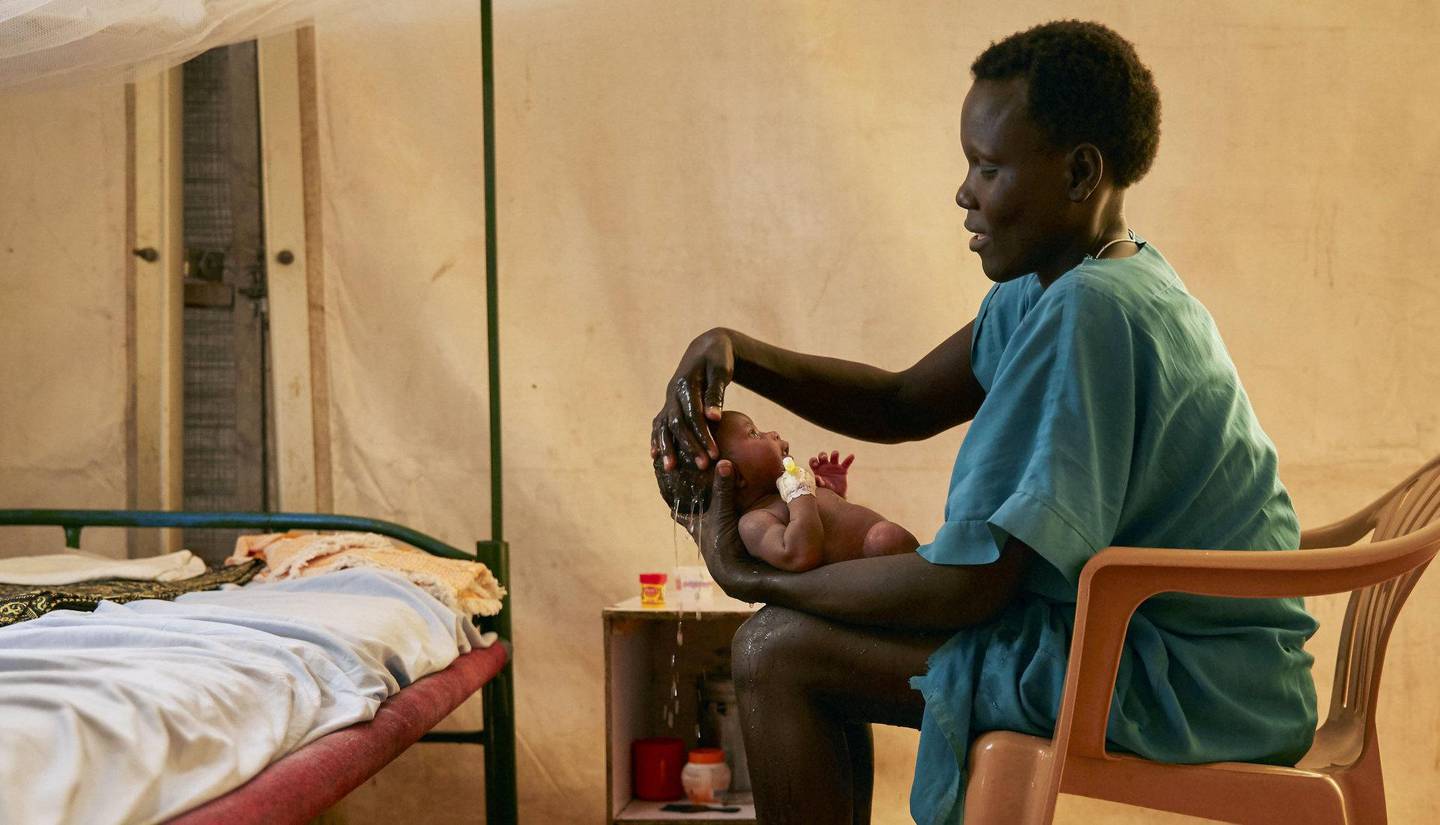 MOR: En mor vasker babyen sin på et Leger Uten Grenser-sykehus i Sør-Sudan. FOTO: ALEX MCBRIDE/NTB scanpix