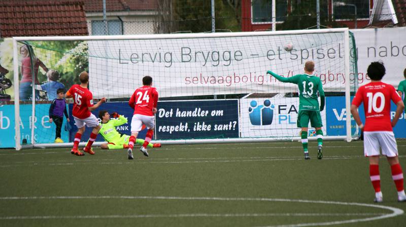 Oddas Svein Hereid Haugen fintet Brodd-keeperen den ene veien, og satte selv kontant ballen i vinkelen. Foto: Pål Karstensen.