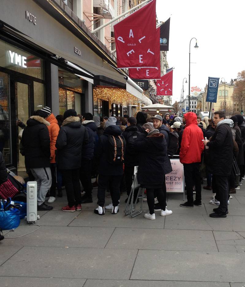 Etter flere dager i kø på Karl Johans gate kunne de ti første kjøpe sko. FOTO: Espen Rusdal