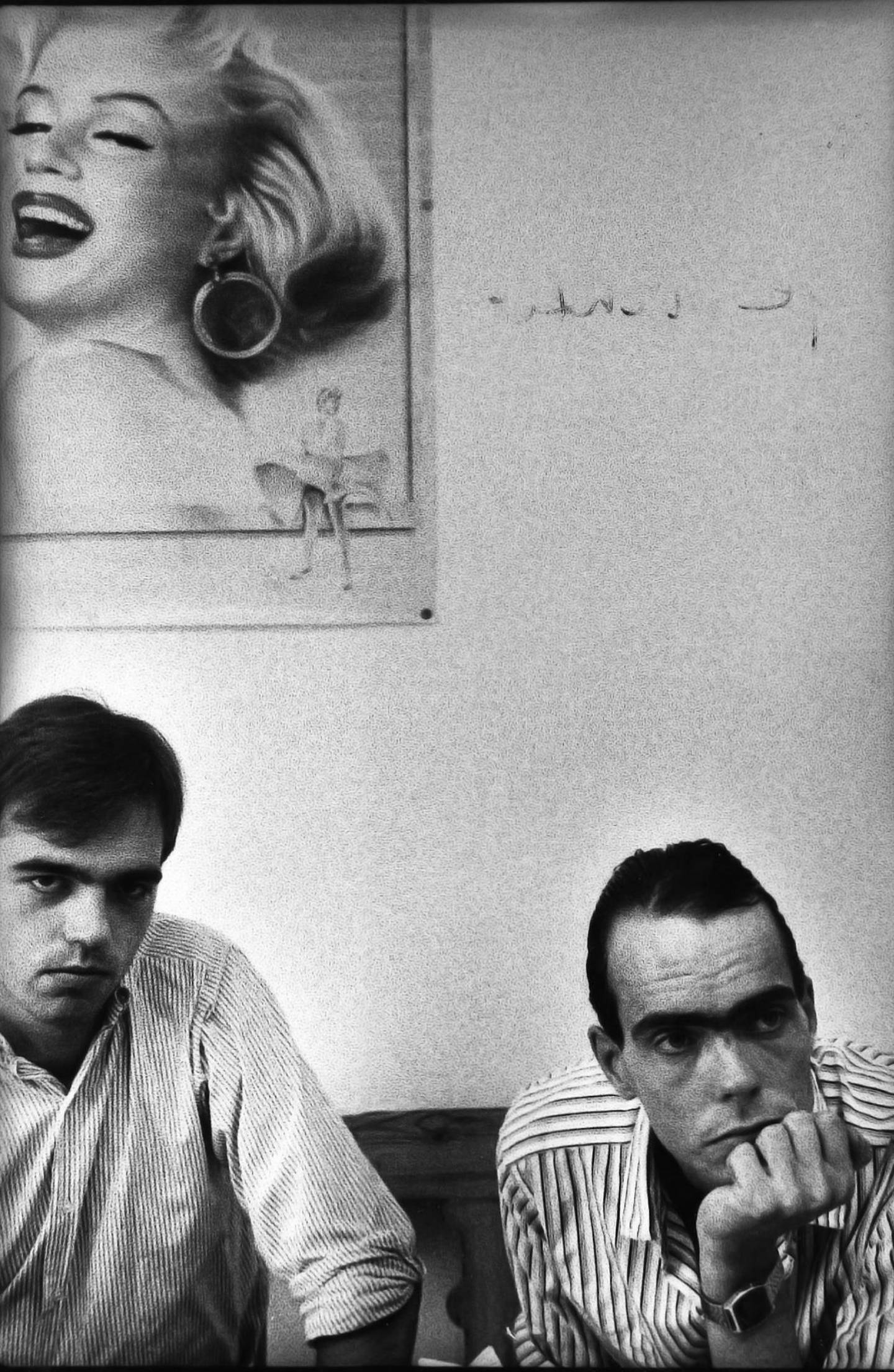Eivind Rølles og Lage Fosheim i 1983, med Marilyn Monroe på veggen. Gruppa hevdet da at de var oppkalt etter en gammel klassevenninne som virkelig het Marilyn Mortensen. FOTO: STEINAR BUHOLM