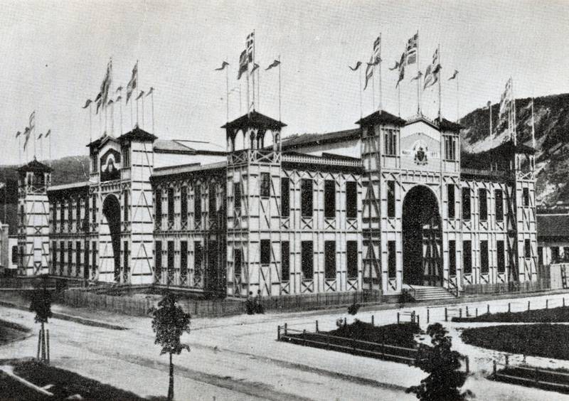 utstillingsbygningen fra 1873: På hjørnet av Gamle Kirkeplass og Øvre Storgate, omtrent der hvor Rica Park Hotell ligger i dag, lå den store utstillingsbygningen. FOTO: UKJENT/BYARKIVET
