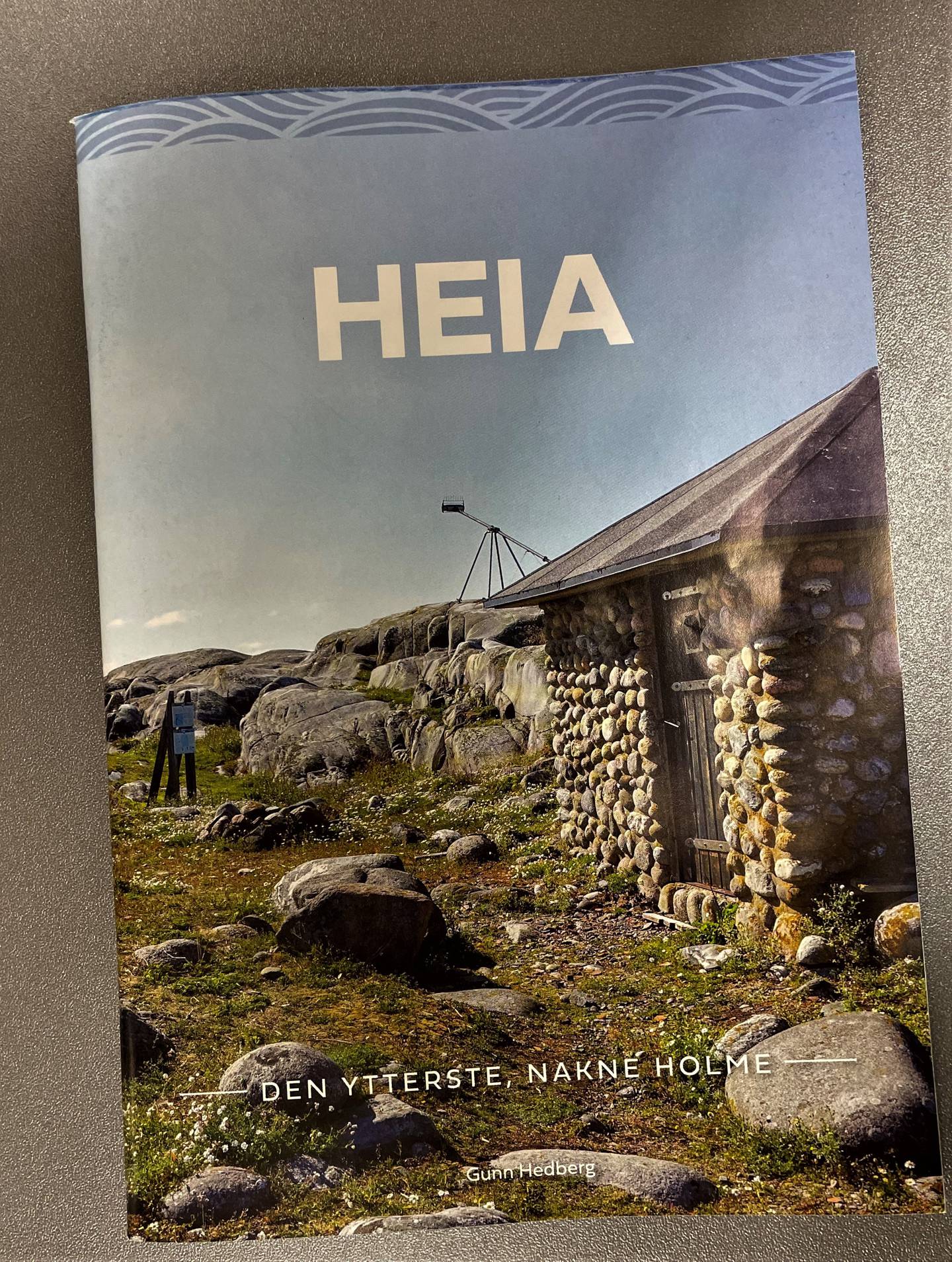 Heias historie mellom to permer er på 52 sider og utgitt av «Heias venner» på Myra forlag.