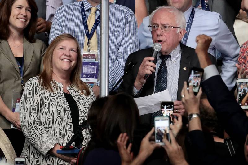 SAMLING: Bernie Sanders ba partiet om å stille seg bak Hillary Clinton tirsdag kveld.