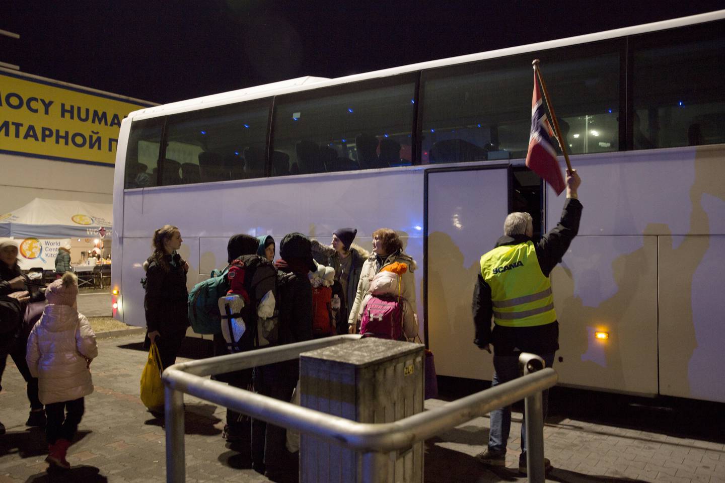 Leif M. Haaland har akkurat ledet de ukrainske flyktningene fram til bussen.