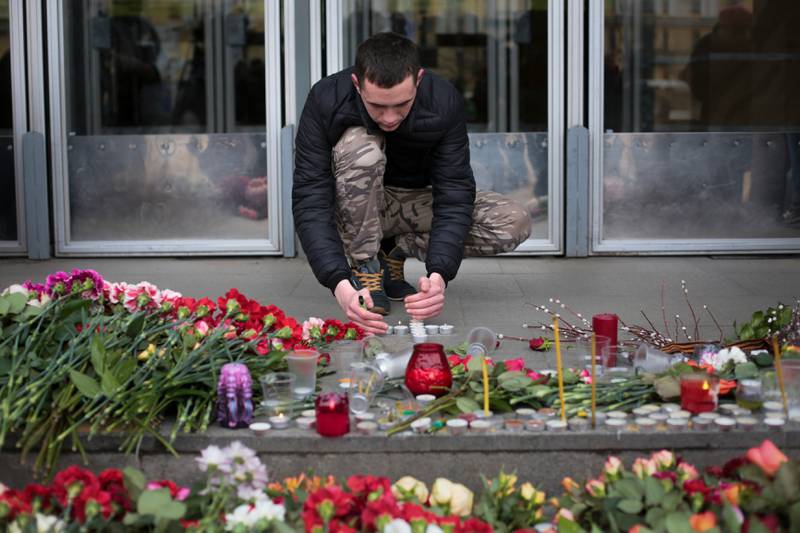 Sørgende minnes de 14 menneskene som ble drept av en bombe på T-banen i St. Petersburg mandag. 