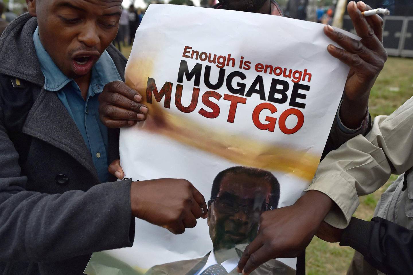 MOT SLUTTEN: Presset ble for stort til slutt. Demonstrasjoner førte til at Mugabe ble presset ut til slutt av eget parti i 2017. FOTO: NTB SCANPIX