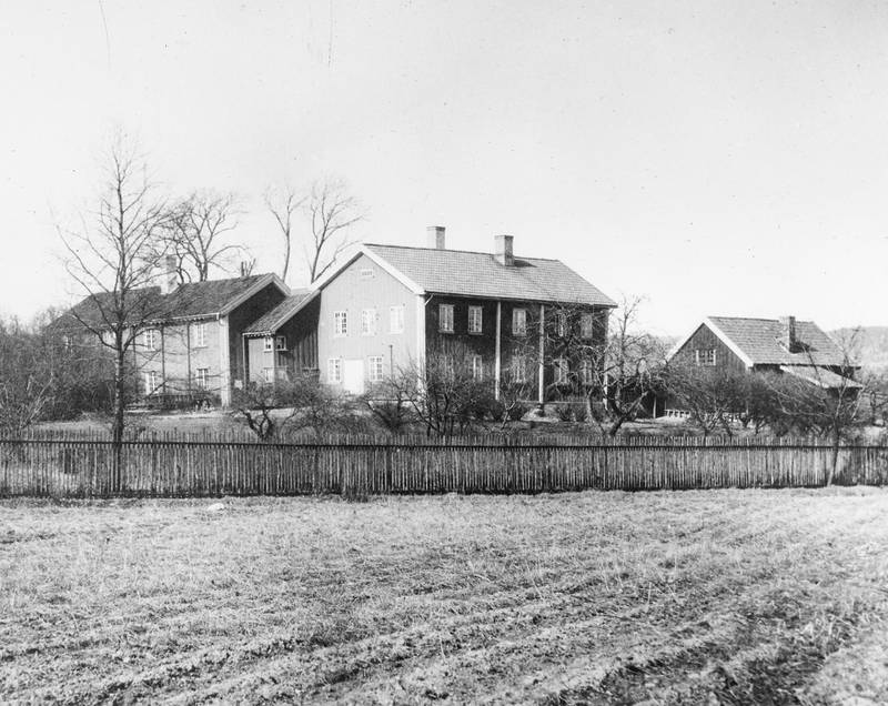 Sånn så Geitmyra gård ut i 1898. I teksten til bildet omtales gården som Gjetemyren lasarett, så kan hende ble den en periode brukt som sjukehus.