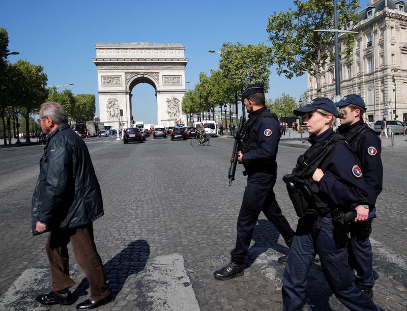 Politi patruljerer på Champs-Élysées etter angrepet på en politimann.