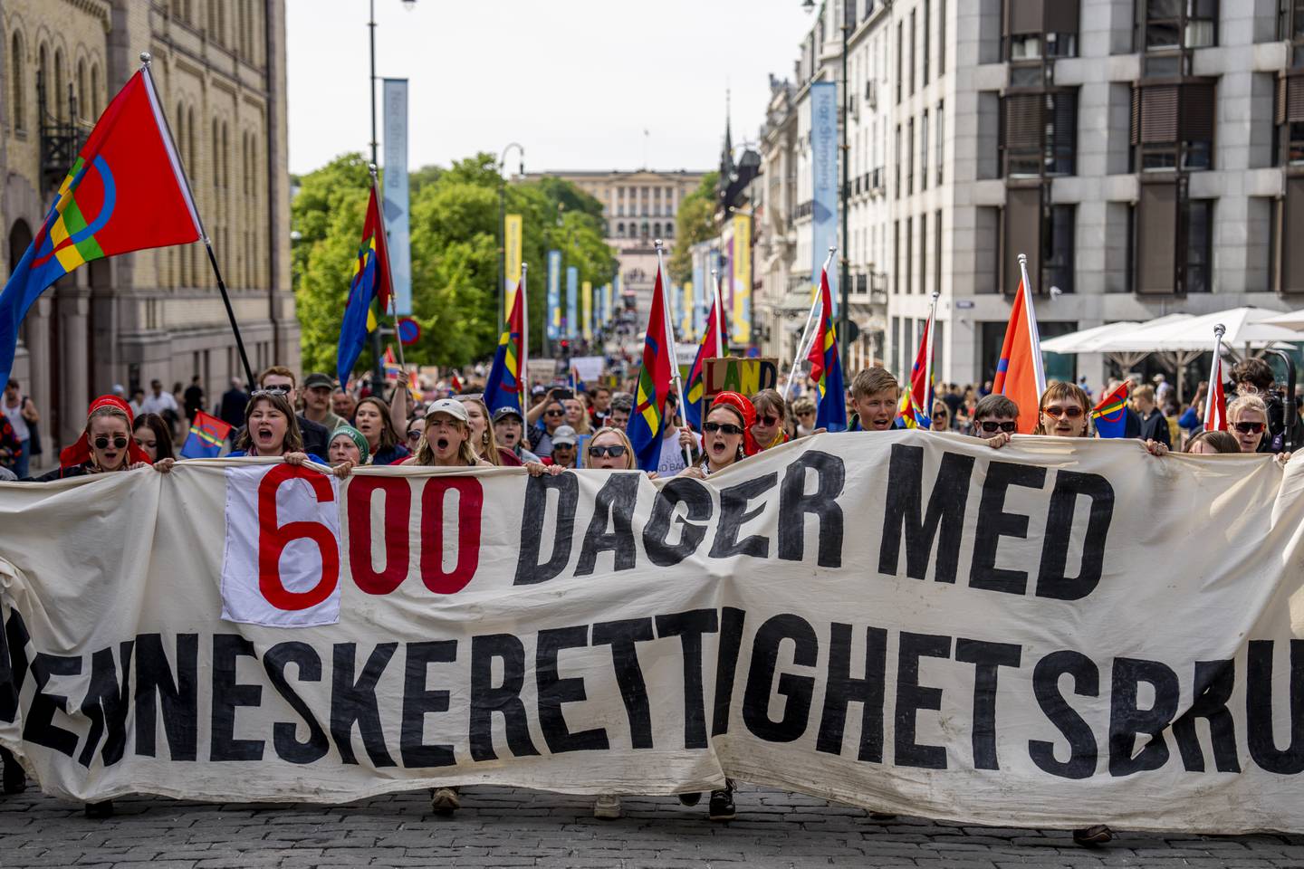 Fosen-aksjonistene demonstrerte i Oslo 3. juni. Det var da 600 dager siden Høyesterett slo fast at vindkraftanleggene på Fosen bryter med menneskerettighetene. Foto: Javad Parsa / NTB