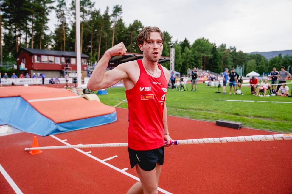 Pål Haugen Lillefosse etter seieren i stav under NM i friidrett på Øverlands Minde friidrettsbane i Stjørdal. Foto: Stian Lysberg Solum / NTB