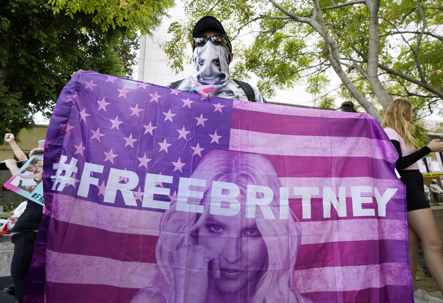 En domstol i Los Angeles har besluttet av Jamie Spears, faren til Britney Spears, fjernes som verge for datteren. Mange av popstjernas tilhengere møtte opp utenfor domstolen onsdag. Foto: Chris Pizzello / AP / NTB