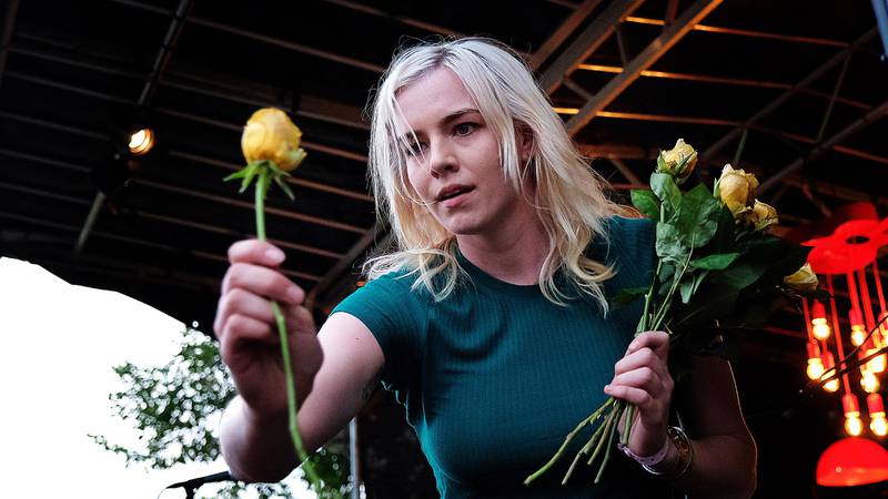 Ellie Linden i Das Body byr på roser.