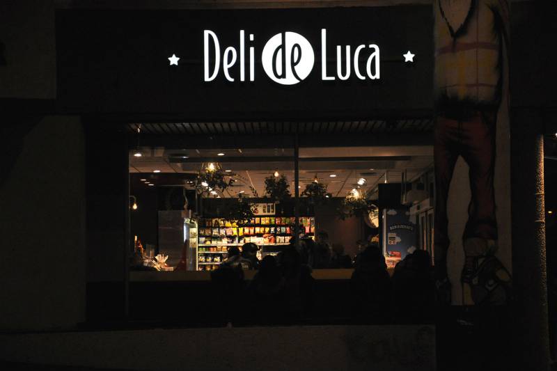 Onsdag ettermiddag var det et stort antall ungdommer samlet både utenfor og inne i butiken Deli de Luca i Klubbgata.